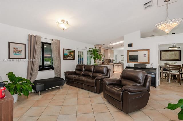 7609 Sunflower Dr, Margate FL 33063 - Margate, FL - Photo 6
