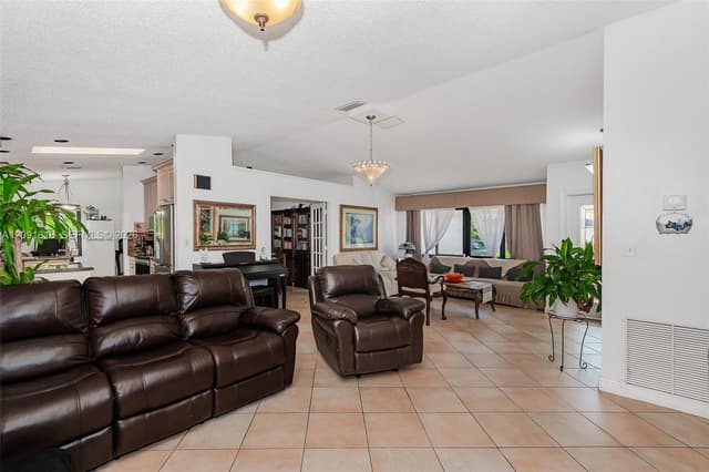 7609 Sunflower Dr, Margate FL 33063 - Margate, FL - Photo 7