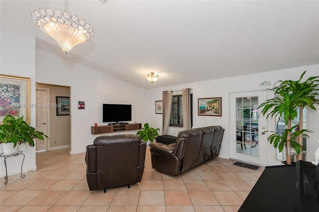 7609 Sunflower Dr, Margate FL 33063 - Margate, FL - Photo 5