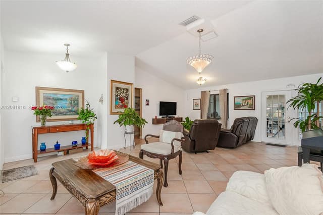 7609 Sunflower Dr, Margate FL 33063 - Margate, FL - Photo 4
