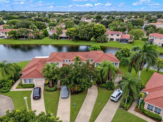 1724 SW 110th Ter, Davie FL 33324 - Davie, FL - Photo 2