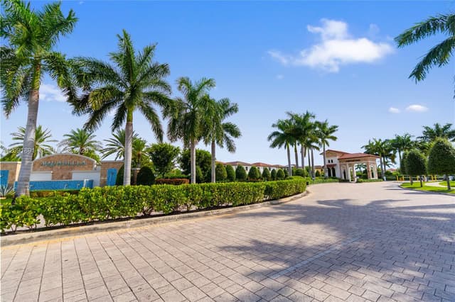 10496 W 33rd Ln, Hialeah FL 33018 - Hialeah, FL - Photo 2