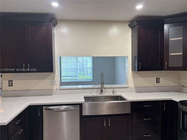 10837 NW 8th St, Pembroke Pines FL 33026 - Pembroke Pines, FL - Photo 2