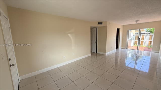 5461 W 24th Ave # 18, Hialeah FL 33016 - Hialeah, FL - Photo 2