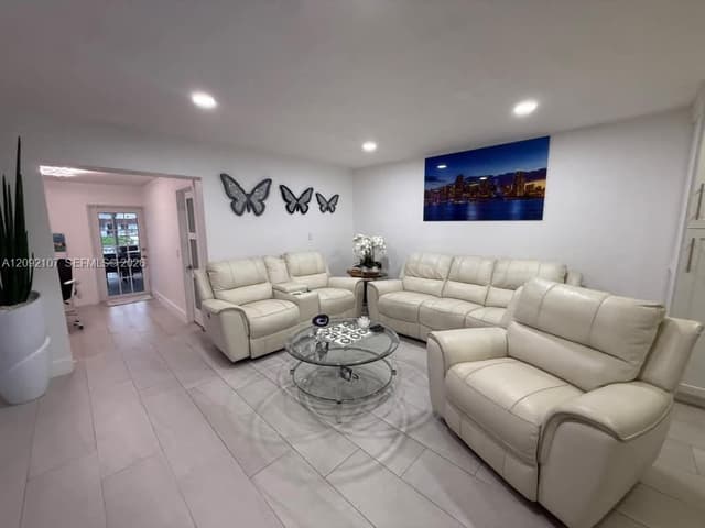 1324 W 71st St, Hialeah FL 33014 - Hialeah, FL - Photo 7