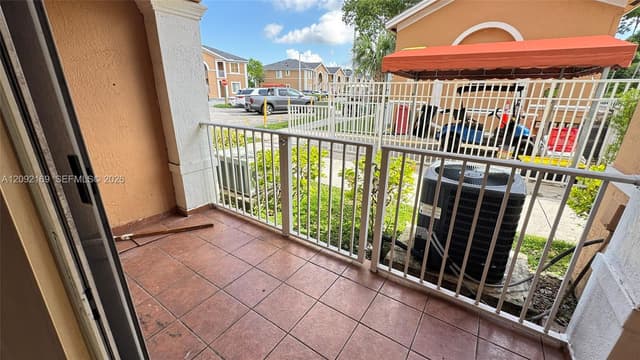17650 NW 73rd Ave # 18, Hialeah FL 33015 - Hialeah, FL - Photo 4