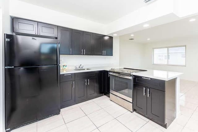 320 SW 10th Terrace, Hallandale Beach FL 33009 - Hallandale Beach, FL - Photo 4