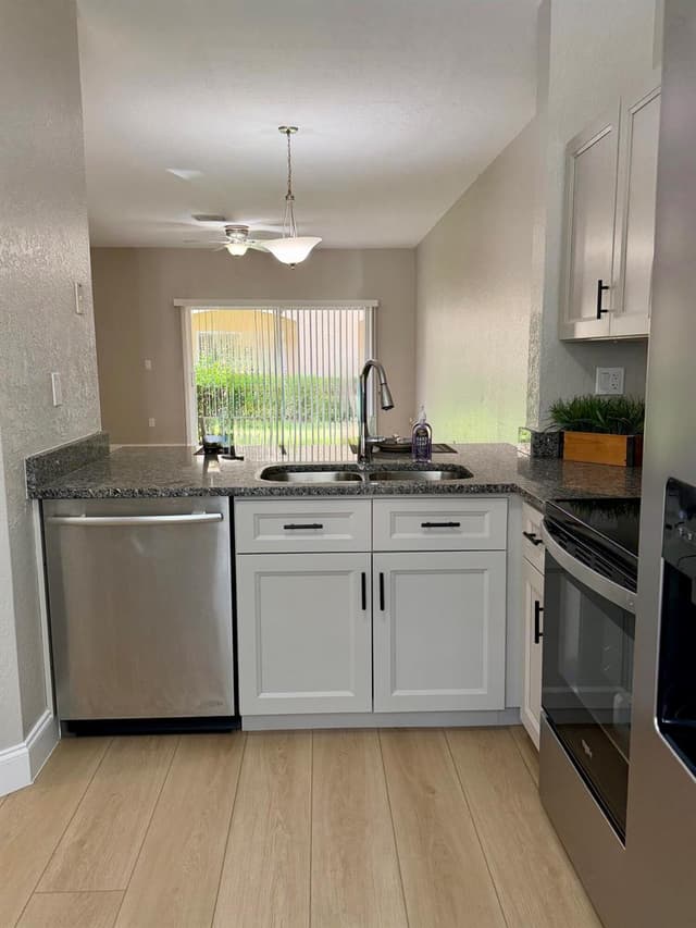 8884 N Isles Circle, Tamarac FL 33321 - Tamarac, FL - Photo 5
