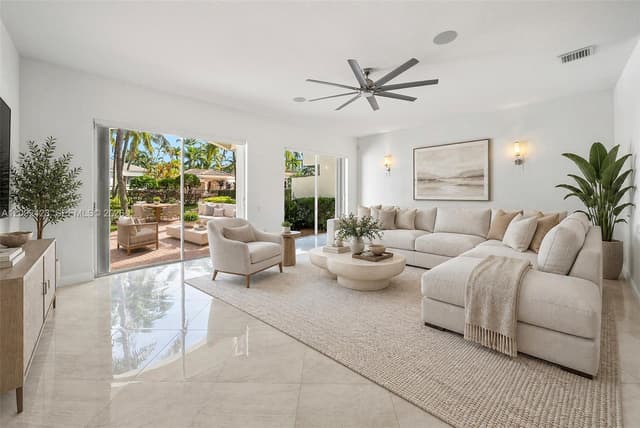 887 W Spinnaker Dr W, Hollywood FL 33019 - Hollywood, FL - Photo 2