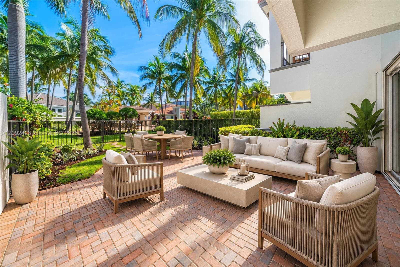 887 W Spinnaker Dr W, Hollywood FL 33019 - Hollywood, FL - Photo 1