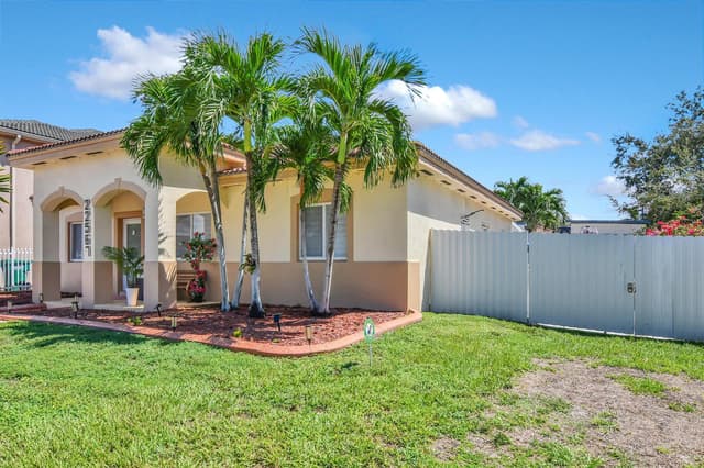 22567 SW 102ND Path, Cutler Bay FL 33190 - Cutler Bay, FL - Photo 2