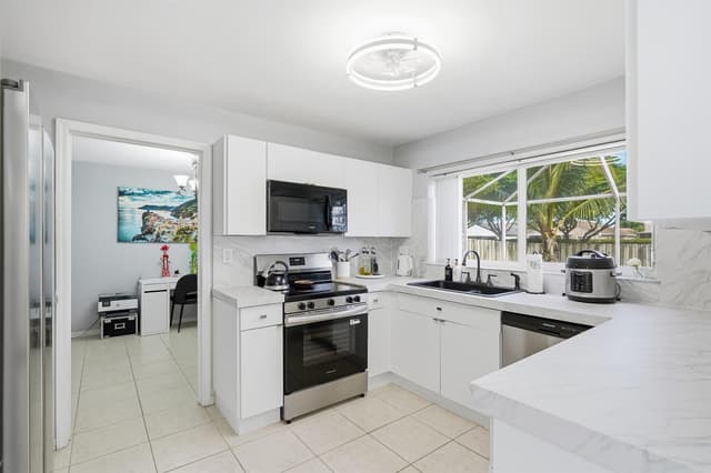 19257 NW 14th Street, Pembroke Pines FL 33029 - Pembroke Pines, FL - Photo 4
