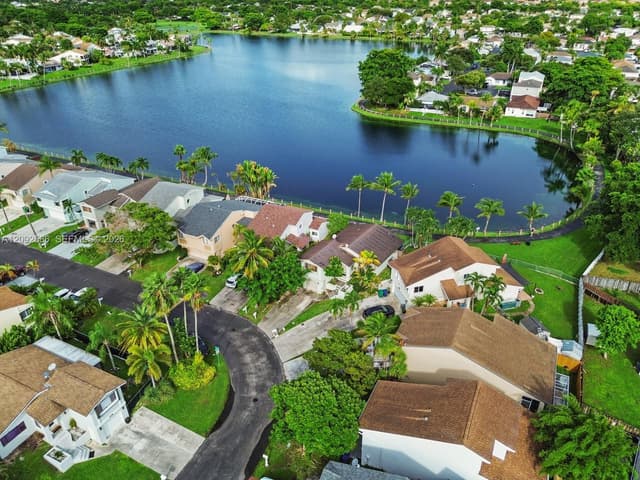 22101 SW 100th Pl, Cutler Bay FL 33190 - Cutler Bay, FL - Photo 2
