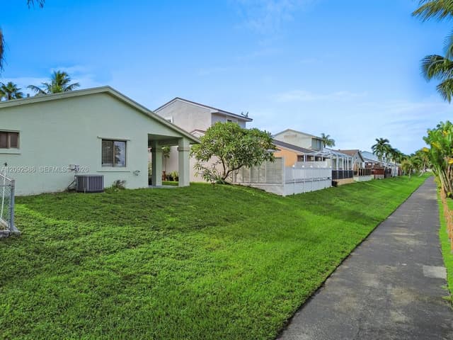 22101 SW 100th Pl, Cutler Bay FL 33190 - Cutler Bay, FL - Photo 6