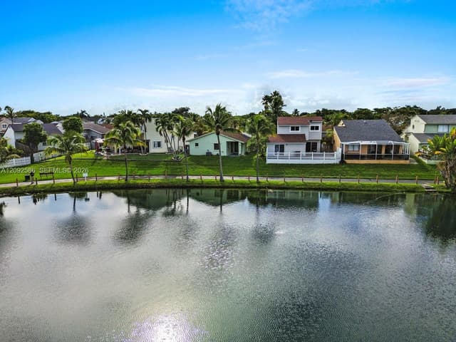 22101 SW 100th Pl, Cutler Bay FL 33190 - Cutler Bay, FL - Photo 3