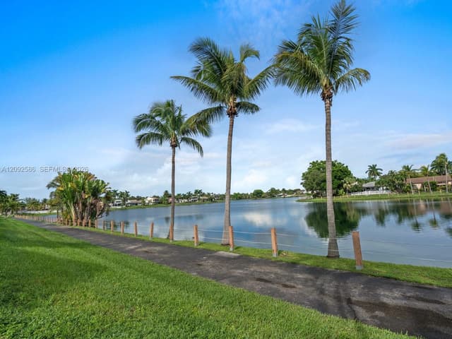 22101 SW 100th Pl, Cutler Bay FL 33190 - Cutler Bay, FL - Photo 4