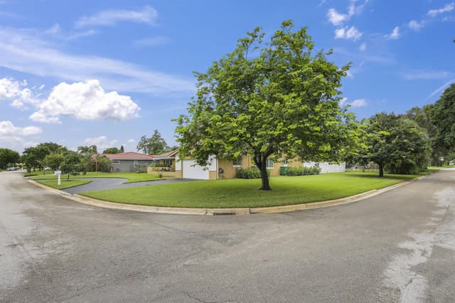 992 NW 83RD Drive, Coral Springs FL 33071 - Coral Springs, FL - Photo 2