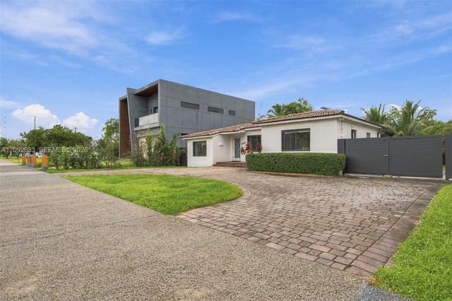 565 East Dr, Miami Springs FL 33166 - Miami Springs, FL - Photo 2