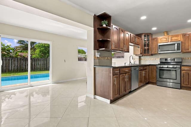 7640 SUNSET STRIP, Sunrise FL 33322 - Sunrise, FL - Photo 4