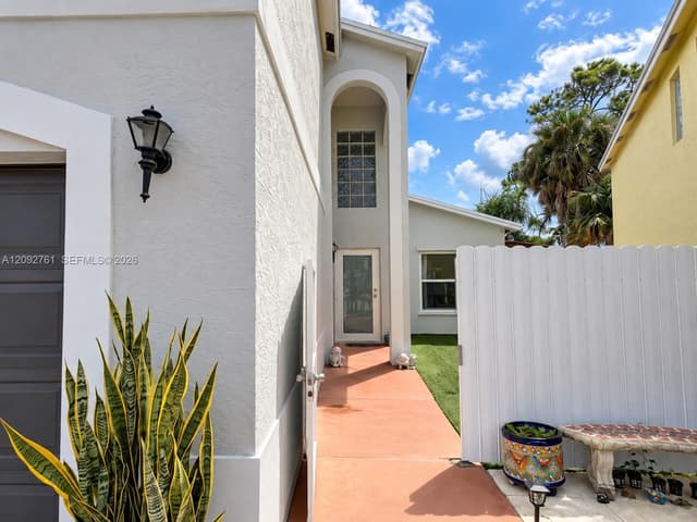4244 Pine Hollow Cir, Green Acres FL 33463 - Green Acres, FL - Photo 2