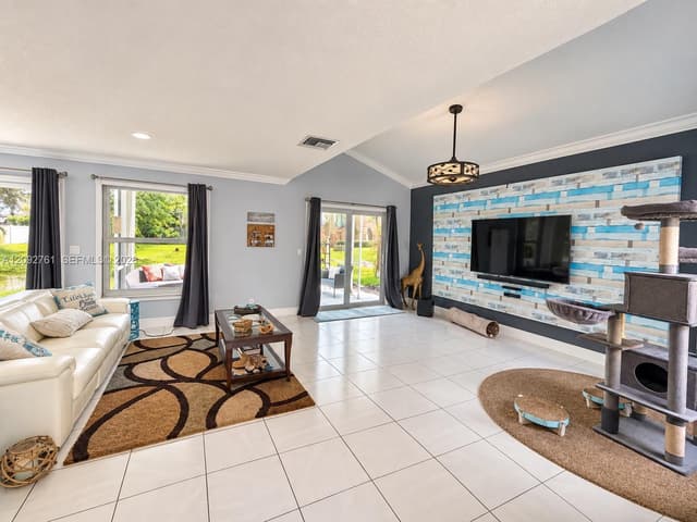 4244 Pine Hollow Cir, Green Acres FL 33463 - Green Acres, FL - Photo 4