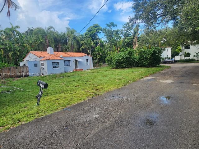 1107 NE 117th St, Biscayne Park FL 33161 - Biscayne Park, FL - Photo 2