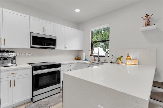 11127 W 32nd Ln, Hialeah FL 33018 - Hialeah, FL - Photo 4