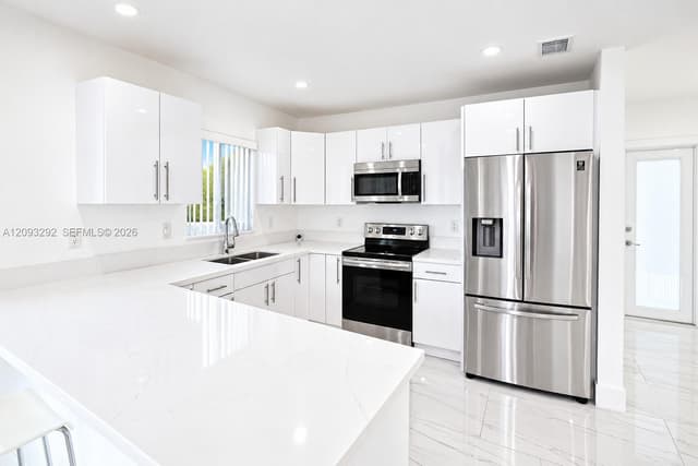 798 W 31st St, Hialeah FL 33012 - Hialeah, FL - Photo 7