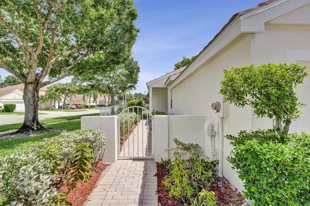 106 HAMILTON Terrace, Royal Palm Beach FL 33414 - Royal Palm Beach, FL - Photo 2