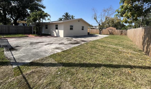 991 E 20th St, Hialeah FL 33013 - Hialeah, FL - Photo 3
