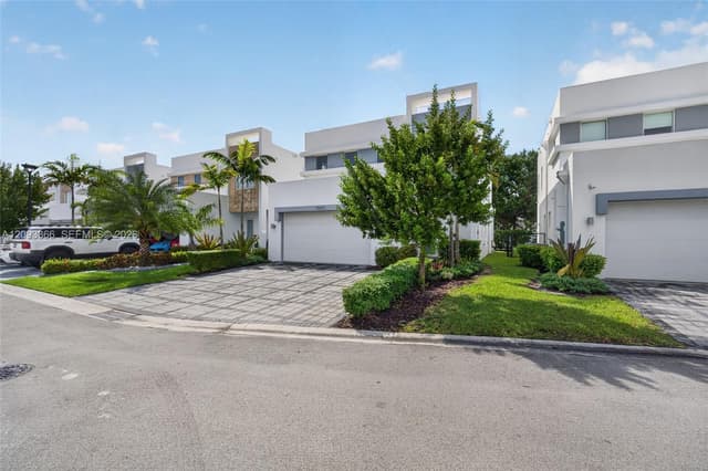 10370 NW 67th Ter, Doral FL 33178 - Doral, FL - Photo 3