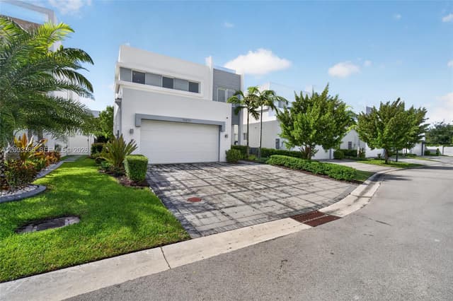 10370 NW 67th Ter, Doral FL 33178 - Doral, FL - Photo 4