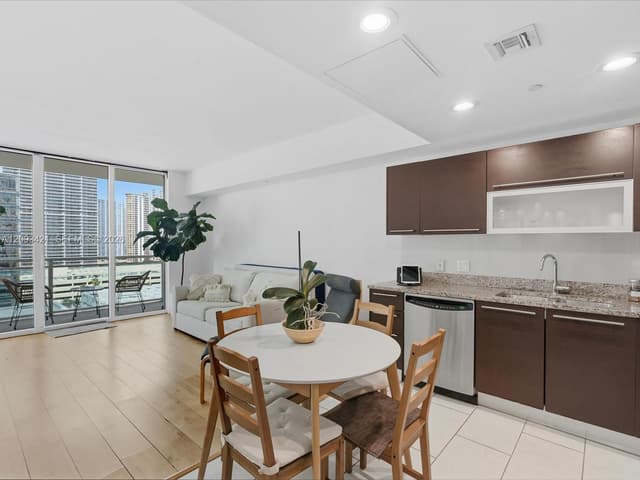 950 Brickell Bay Dr # 1208, Miami FL 33131 - Miami, FL - Photo 4