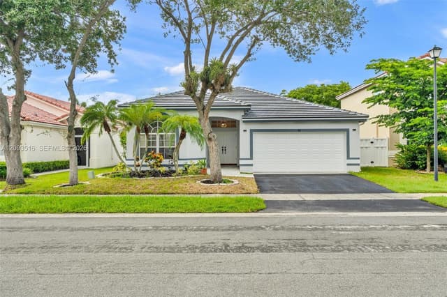 16 Gables Blvd, Weston FL 33326 - Weston, FL - Photo 2
