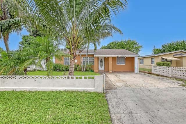 1627 4th Court NE, Boynton Beach FL 33435 - Boynton Beach, FL - Photo 2