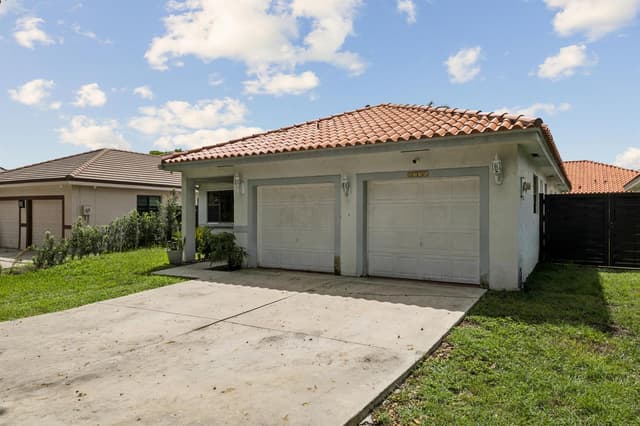 8738 NW 150th Terrace, Miami Lakes FL 33018 - Miami Lakes, FL - Photo 3