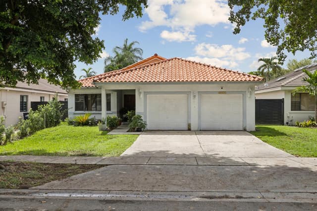 8738 NW 150th Terrace, Miami Lakes FL 33018 - Miami Lakes, FL - Photo 5