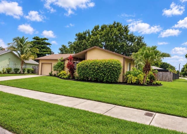 908 Cardinal Pl, Homestead FL 33035 - Homestead, FL - Photo 3