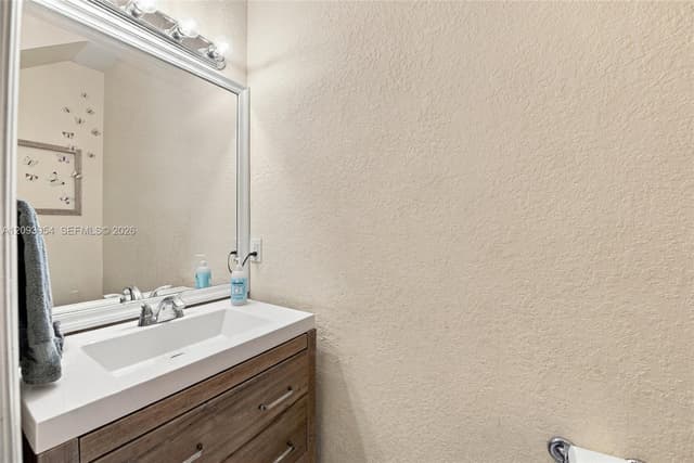 1025 NE 207th Ter, Miami FL 33179 - Miami, FL - Photo 2