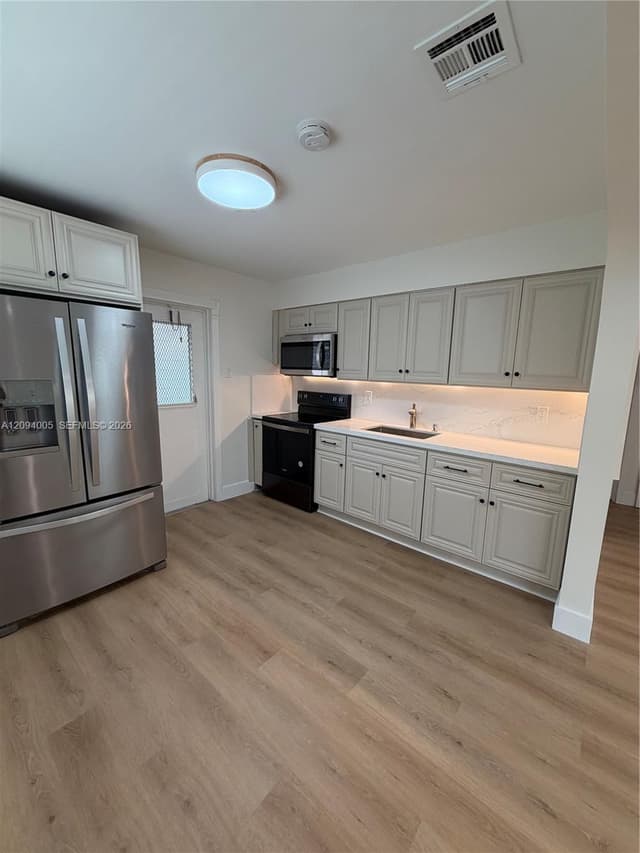 708 SW 7th Ave, Hallandale Beach FL 33009 - Hallandale Beach, FL - Photo 2