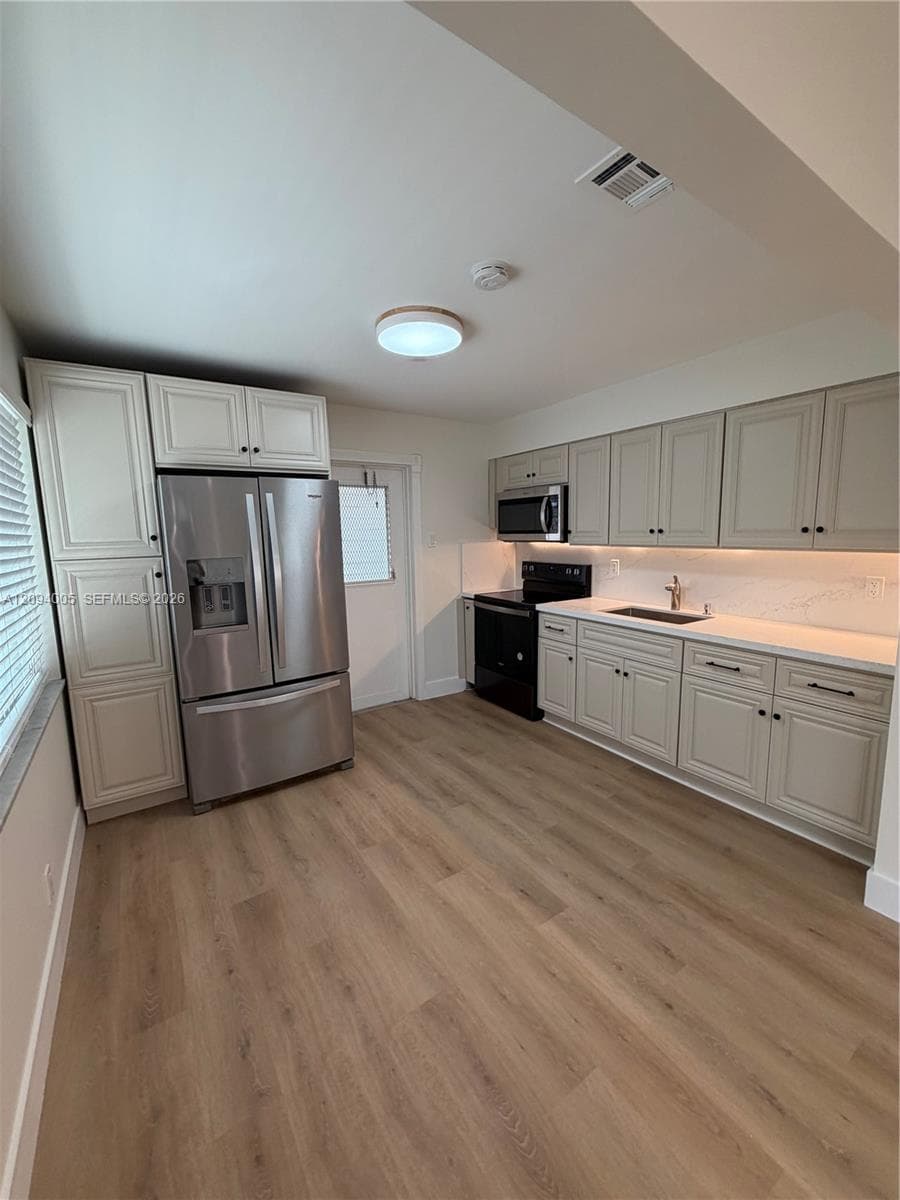 708 SW 7th Ave, Hallandale Beach FL 33009 - Hallandale Beach, FL - Photo 1
