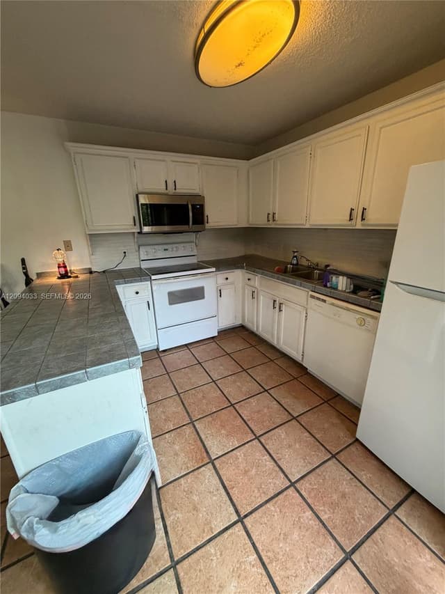 2564 Lakeview Ct, Cooper City FL 33026 - Cooper City, FL - Photo 2