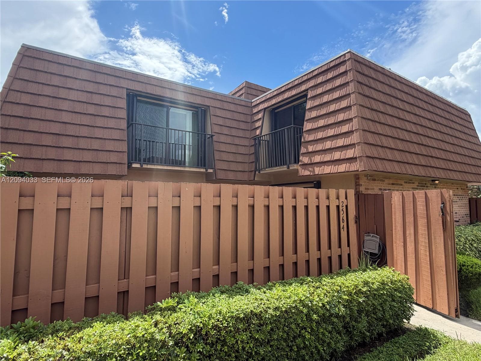 2564 Lakeview Ct, Cooper City FL 33026