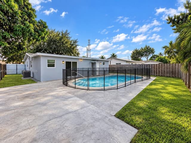 6831 Sheridan St, Hollywood FL 33024 - Hollywood, FL - Photo 2