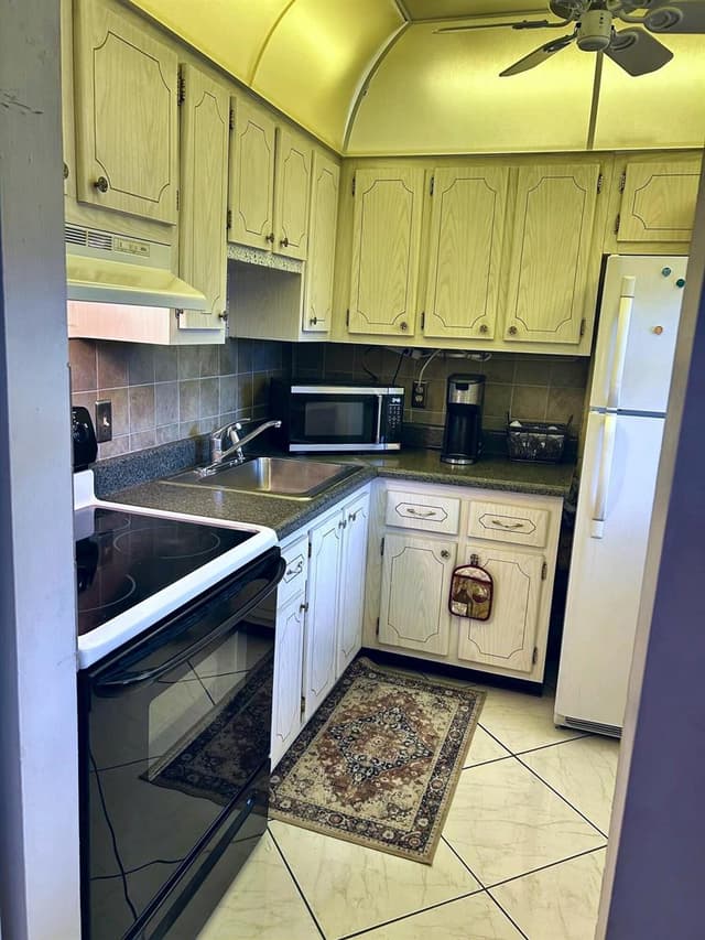 2131 NE 1st Court NE # 204, Boynton Beach FL 33435 - Boynton Beach, FL - Photo 4
