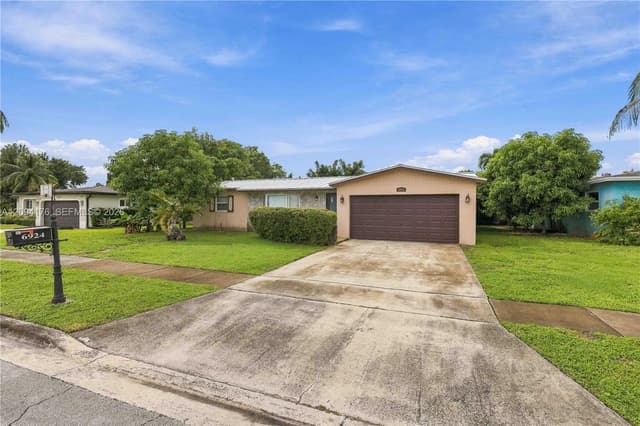 6924 NW 9th St, Margate FL 33063 - Margate, FL - Photo 2