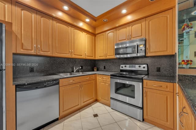 20281 E Country Club Dr # 305, Aventura FL 33180 - Aventura, FL - Photo 6