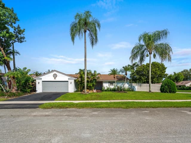 1061 Cedar Creek Way, Davie FL 33325 - Davie, FL - Photo 2