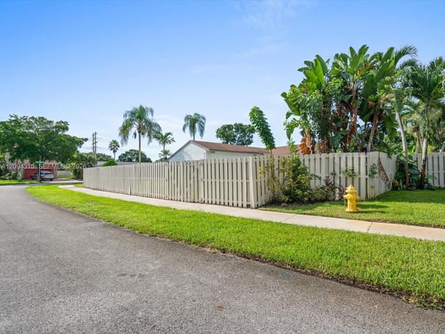 1061 Cedar Creek Way, Davie FL 33325 - Davie, FL - Photo 5