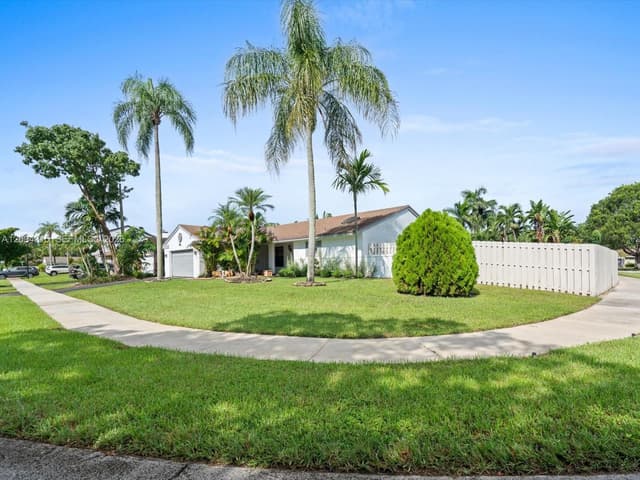 1061 Cedar Creek Way, Davie FL 33325 - Davie, FL - Photo 4